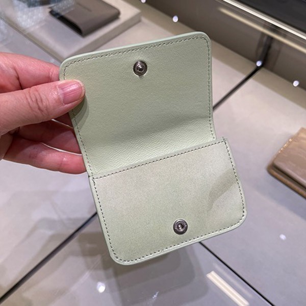 目を惹くカラーバレンシアガ コピー キャッシュ ミニ ウォレット リリーズ プリント "グリーン" 5938132AAPN3677