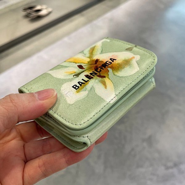 目を惹くカラーバレンシアガ コピー キャッシュ ミニ ウォレット リリーズ プリント "グリーン" 5938132AAPN3677