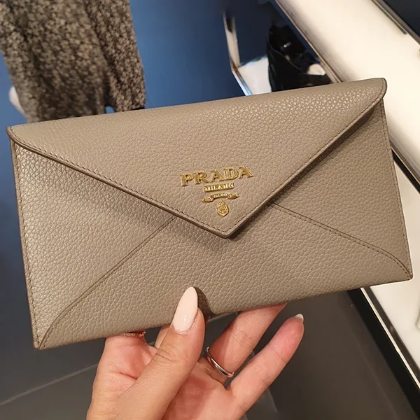 プラダ☆エンベロープ型グレインレザー長財布 偽物 3色 1MF175