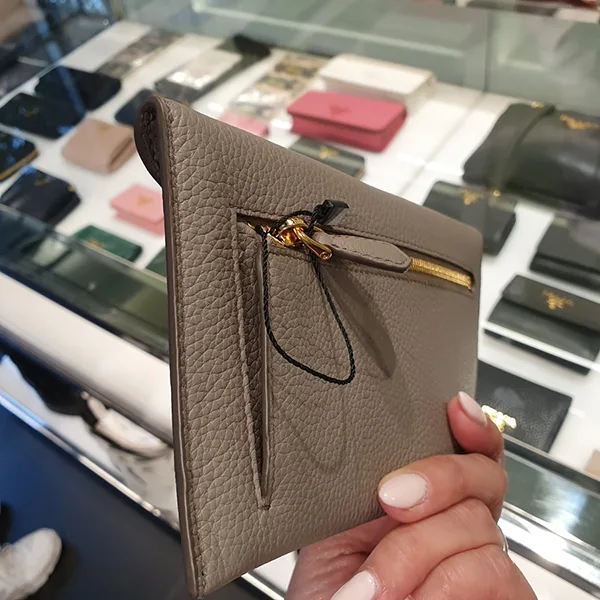 プラダ☆エンベロープ型グレインレザー長財布 偽物 3色 1MF175