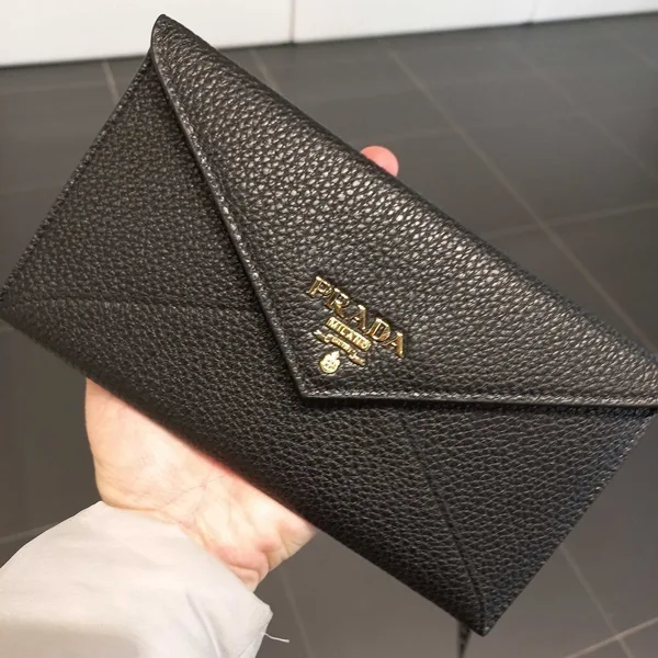 プラダ☆エンベロープ型グレインレザー長財布 偽物 3色 1MF175