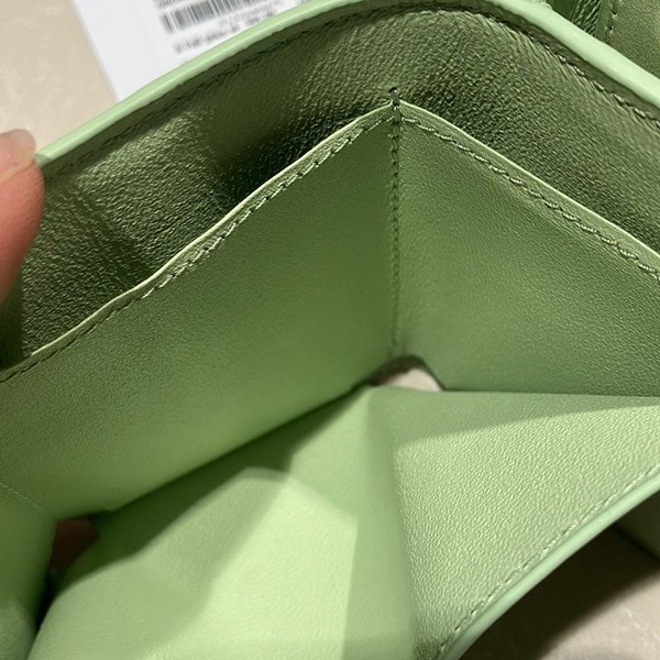 目を惹くカラーバレンシアガ コピー キャッシュ ミニ ウォレット リリーズ プリント "グリーン" 5938132AAPN3677