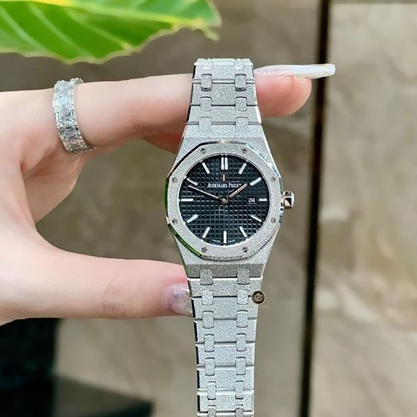 朝倉未来さん オーデマ・ピゲ ロイヤルオーク フロステッドゴールド クォーツ 67653BC