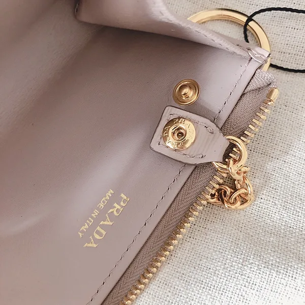 プラダ キーケース 偽物★L字ファスナー 1PP026_2B6P