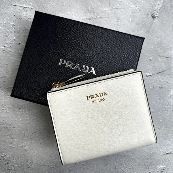 入手困難プラダ ロゴ レザー 二つ折り財布 コピー 1ML050 2CYS F0009