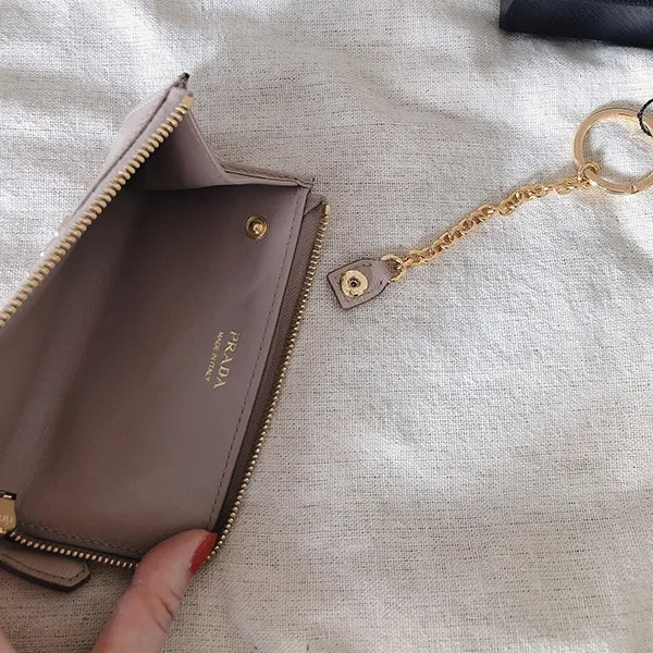 プラダ キーケース 偽物★L字ファスナー 1PP026_2B6P