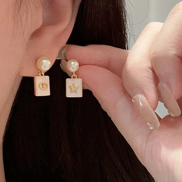 人気アイコン！即発送【ディオール】可愛いデザイン ディオール Lucky Cards ピアス E4044WOMLQ