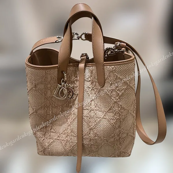 <最新で絶対欲しい>ディオール かごバッグ 偽物 Toujours バーティカル トートバッグ ミディアム M2836OMRN