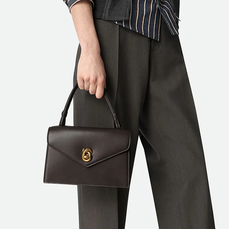 大人気のキュートさボッテガヴェネタ スムースカーフレザーのショルダーバッグ コピー商品 2色 bv20250802