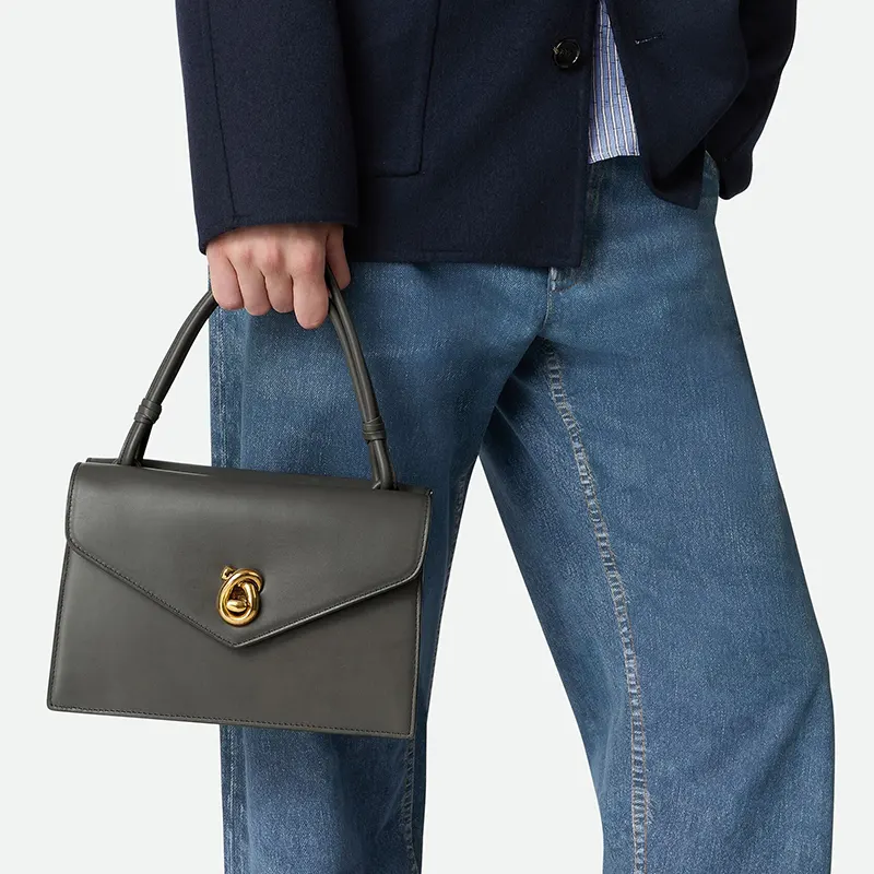 大人気のキュートさボッテガヴェネタ スムースカーフレザーのショルダーバッグ コピー商品 2色 bv20250802