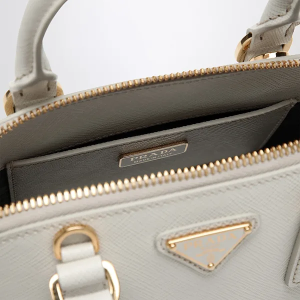 注目!プラダ サフィアーノ 偽物 レザー ミニバッグ ショルダー 1BA851_NZV