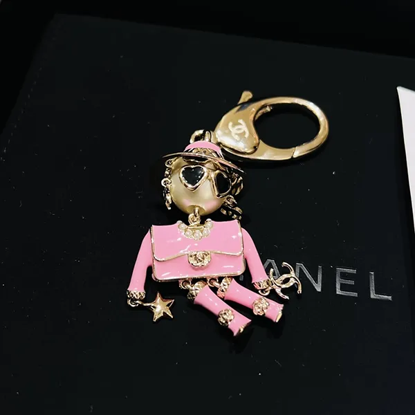 セレブ愛用中遊びゴコロをさりげなく♪シャネル バッグチャーム 偽物 25B ロゴ ABG014-B21625-U3512