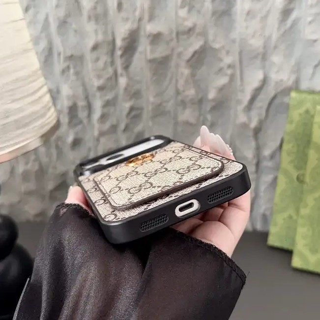 グッチ コピー iphone17 promax/17携帯ケース GGスプリーム 背面 カード収納 メタル ダブルGロゴ 2色 25091001
