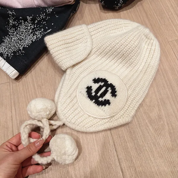 【手元に在庫有】超人気 シャネル ニット帽 帽子 コピー ココマーク ブラック ホワイト c25092902