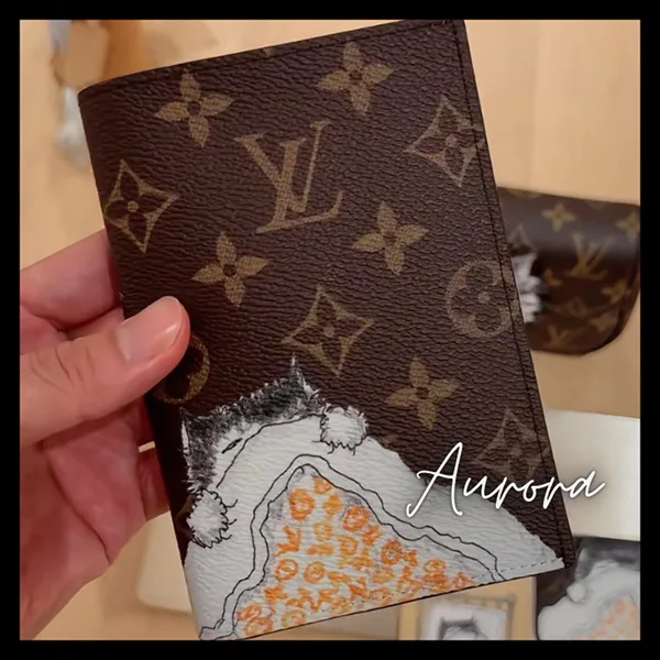 猫ちゃんと海外旅行へ![ルイヴィトン] パスポートカバー ケース 偽物 M25753