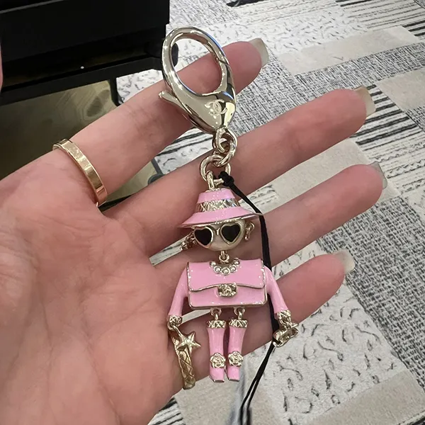 セレブ愛用中遊びゴコロをさりげなく♪シャネル バッグチャーム 偽物 25B ロゴ ABG014-B21625-U3512