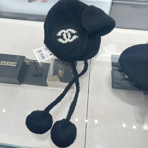 【手元に在庫有】超人気 シャネル ニット帽 帽子 コピー ココマーク ブラック ホワイト c25092902