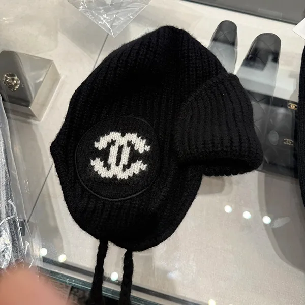 【手元に在庫有】超人気 シャネル ニット帽 帽子 コピー ココマーク ブラック ホワイト c25092902