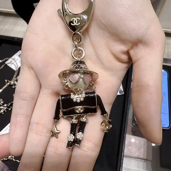 セレブ愛用中遊びゴコロをさりげなく♪シャネル バッグチャーム 偽物 25B ロゴ ABG014-B21625-U3512