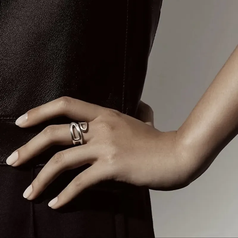 人気で可愛い☆エルメス シェーヌダンクル 偽物 ツイスト シルバー指輪 ans9964854