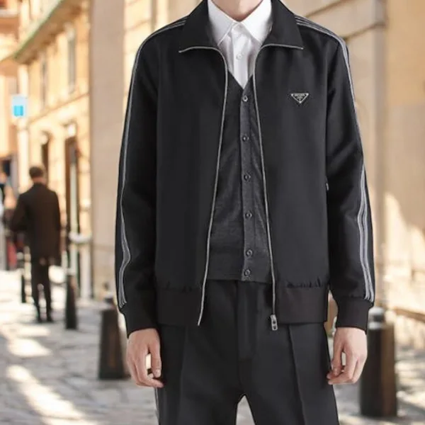 海外希少【プラダ】トライアングルロゴ ストライプ ジャージ pd251015