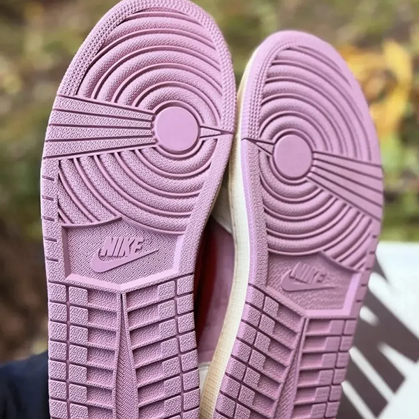 トラヴィススコット × ナイキ エアジョーダン1 ロー OG モスリン/シャイピンク IQ7604-100