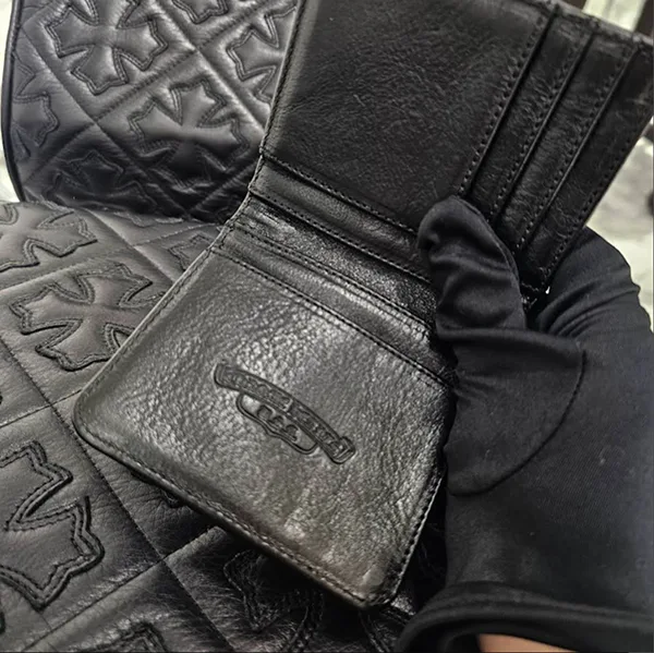 トレンド感たっぷりクロムハーツ ドクターディジャコモ 偽物 タイニー CHクロス レザーウォレット 財布 ch251144