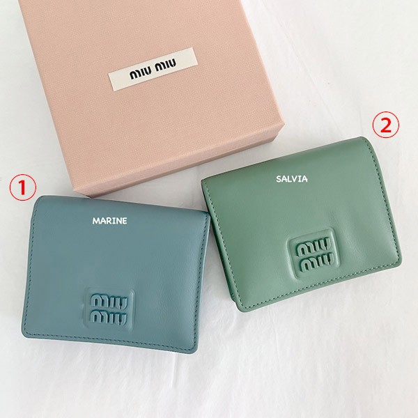 NEWカラー完売必須ミュウミュウ 偽物 Compact Wallet ロゴ コンパクト レザー二つ折り財布 5MV204 2F8K F0092