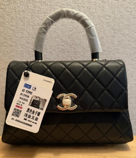 注文したバッグより一回り小さいサイズのバッグが届きました。<br />
連絡したら、正直に間違いを認めてくれたのでホッとしました。<br />
その後もきちんと対応してもらえたので、今では安心しています。<br />
商品は本物と区別がつかないくらいよくできていると思います。